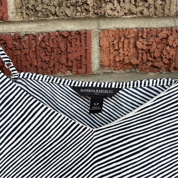 Banana Republic Navy Blue and Cream Abstract Striped Chiffon Tank Top - Picture 2 of 3